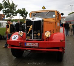 Hanomag ST100 Zugmaschine mit Tieflader und Hanomag K55 Raupe 1947